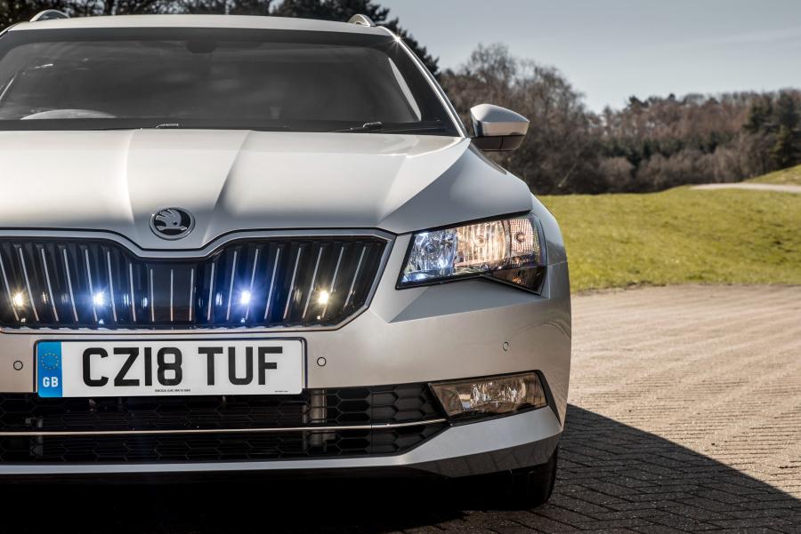 Детали экстерьера Skoda Superb Combi Amoured 2018 года  (UK) (фото 4 из 4)